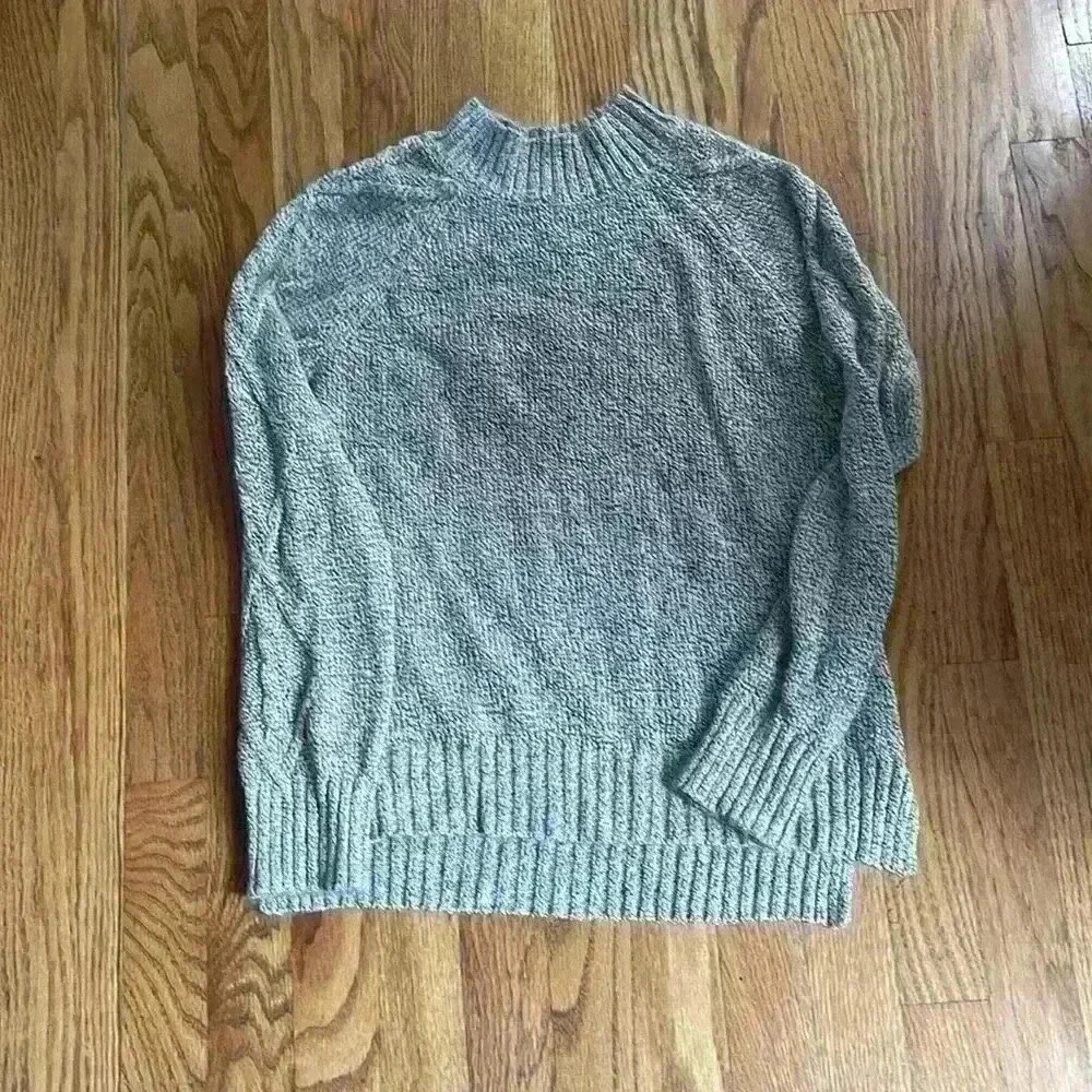 Neutral heathered oatmeal lightweight sweater, cable detail, size small